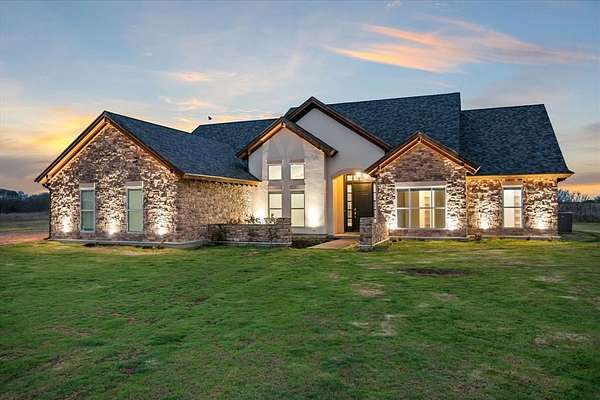 4.27 Acres of Residential Land with Home for Lease in Maypearl, Texas