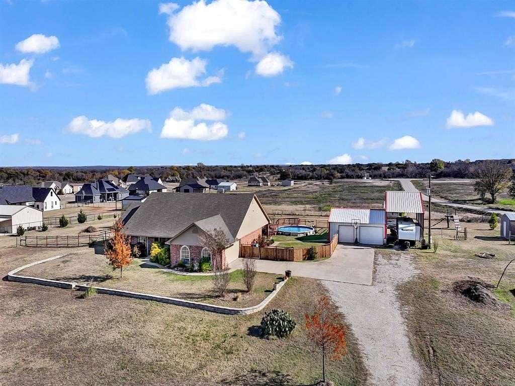 4 Acres of Residential Land with Home for Sale in Boyd, Texas