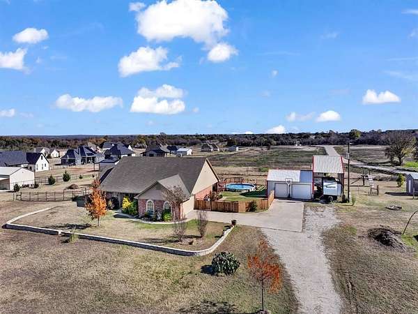 4 Acres of Residential Land with Home for Sale in Boyd, Texas