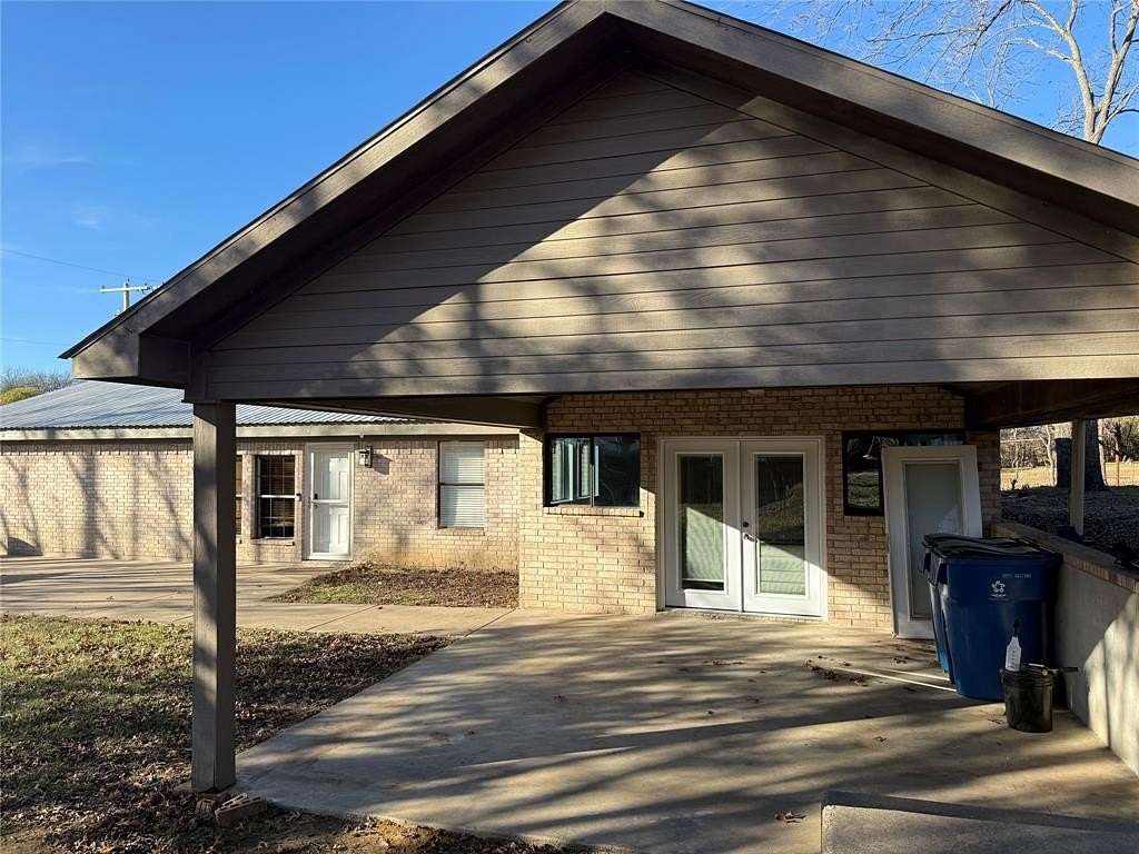 1.5 Acres of Residential Land with Home for Lease in Alvarado, Texas