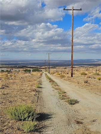 5 Acres of Land for Sale in Juniper Hills, California