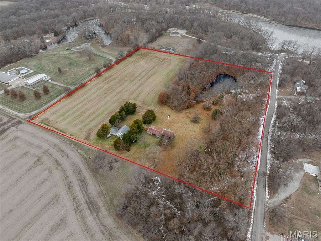 30 Acres of Land with Home for Sale in Benld, Illinois