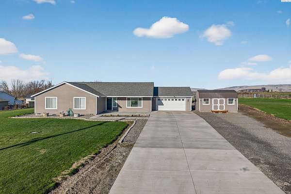 4.86 Acres of Residential Land with Home for Sale in Sunnyside, Washington