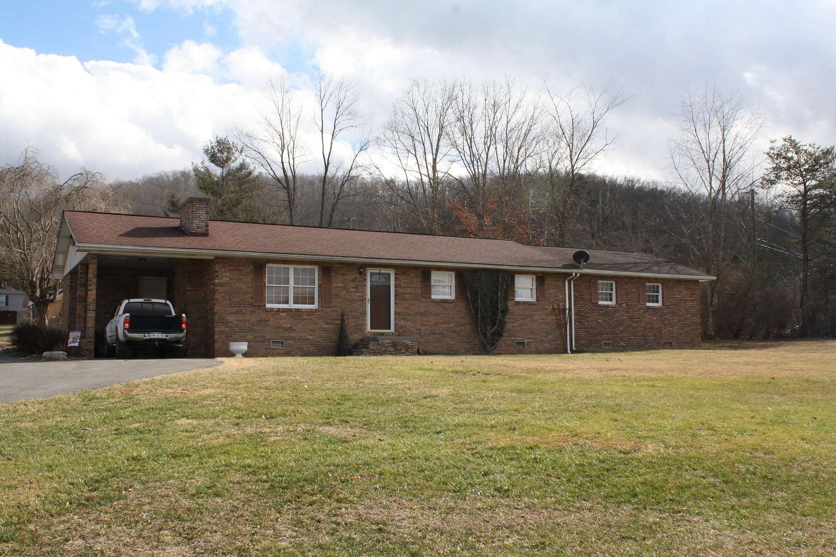 1.22 Acres of Residential Land with Home for Sale in Hinton, West Virginia