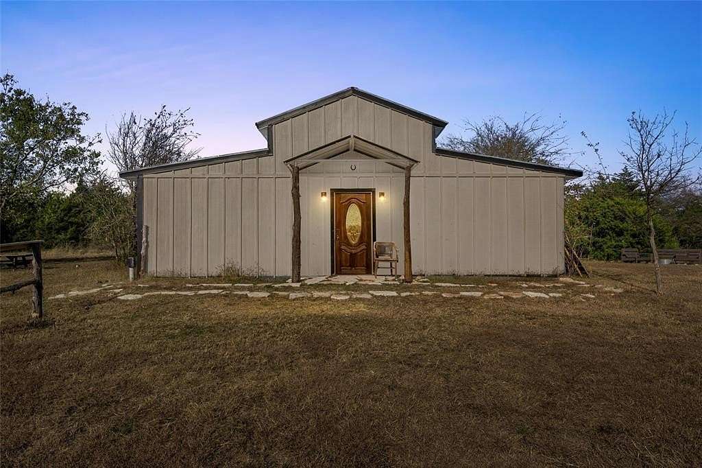 23 Acres of Land with Home for Sale in Corsicana, Texas
