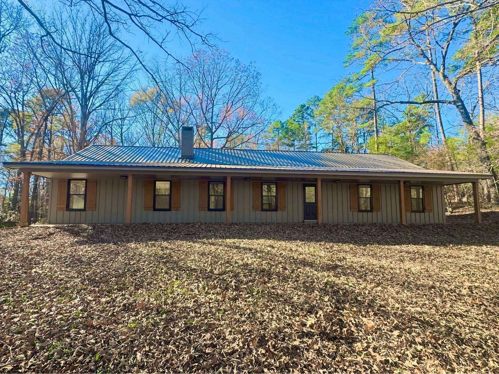 1.89 Acres of Residential Land with Home for Sale in Grenada, Mississippi