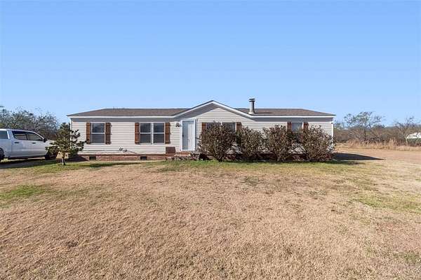 1.5 Acres of Residential Land with Home for Sale in Kemp, Texas