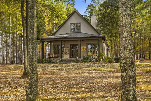 5.8 Acres of Residential Land with Home for Sale in Madison, Mississippi