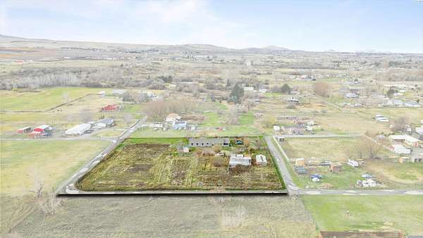2.5 Acres of Residential Land with Home for Sale in Kennewick, Washington