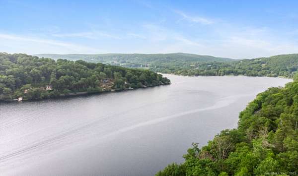 1.85 Acres of Residential Land with Home for Sale in Washington, Connecticut