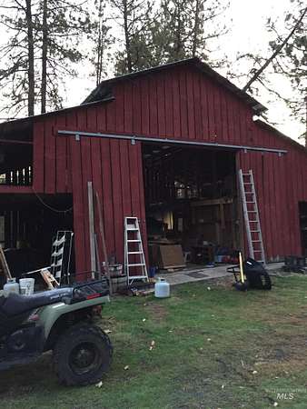 7.64 Acres of Residential Land with Home for Sale in Lenore, Idaho