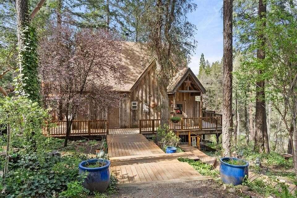 3.63 Acres of Land with Home for Sale in Jacksonville, Oregon