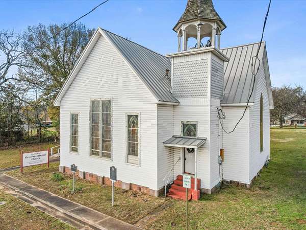 0.66 Acres of Mixed-Use Land for Sale in Daingerfield, Texas