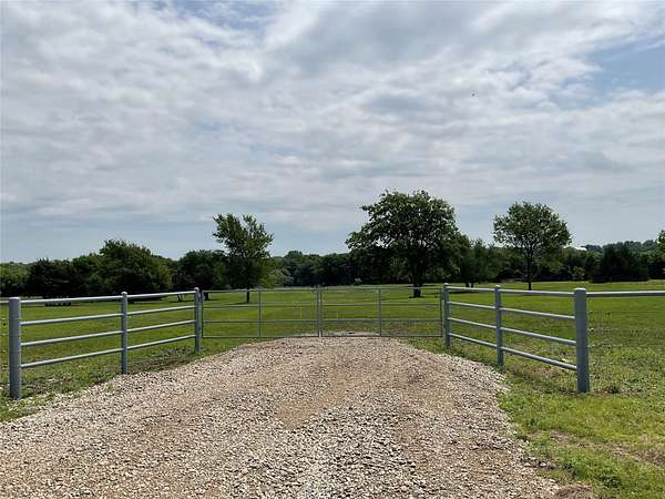 5 Acres of Residential Land for Sale in Trenton, Texas