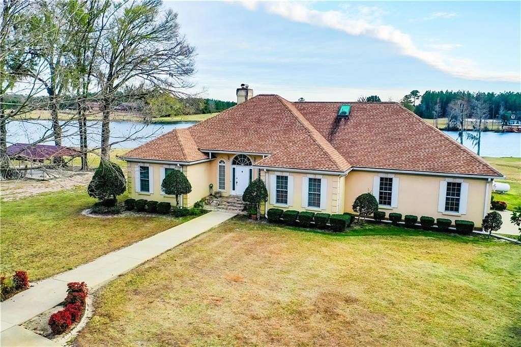 28.6 Acres of Land with Home for Sale in Waycross, Georgia