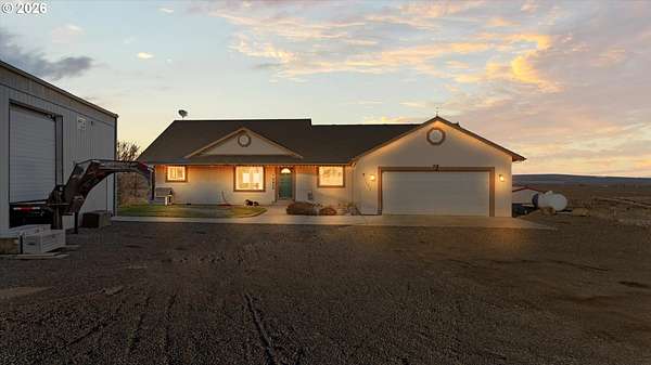 2 Acres of Residential Land with Home for Sale in Hermiston, Oregon