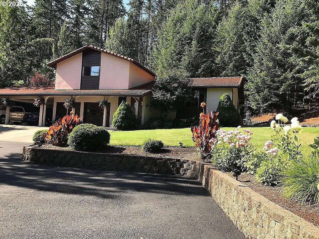 2.67 Acres of Residential Land with Home for Sale in Roseburg, Oregon