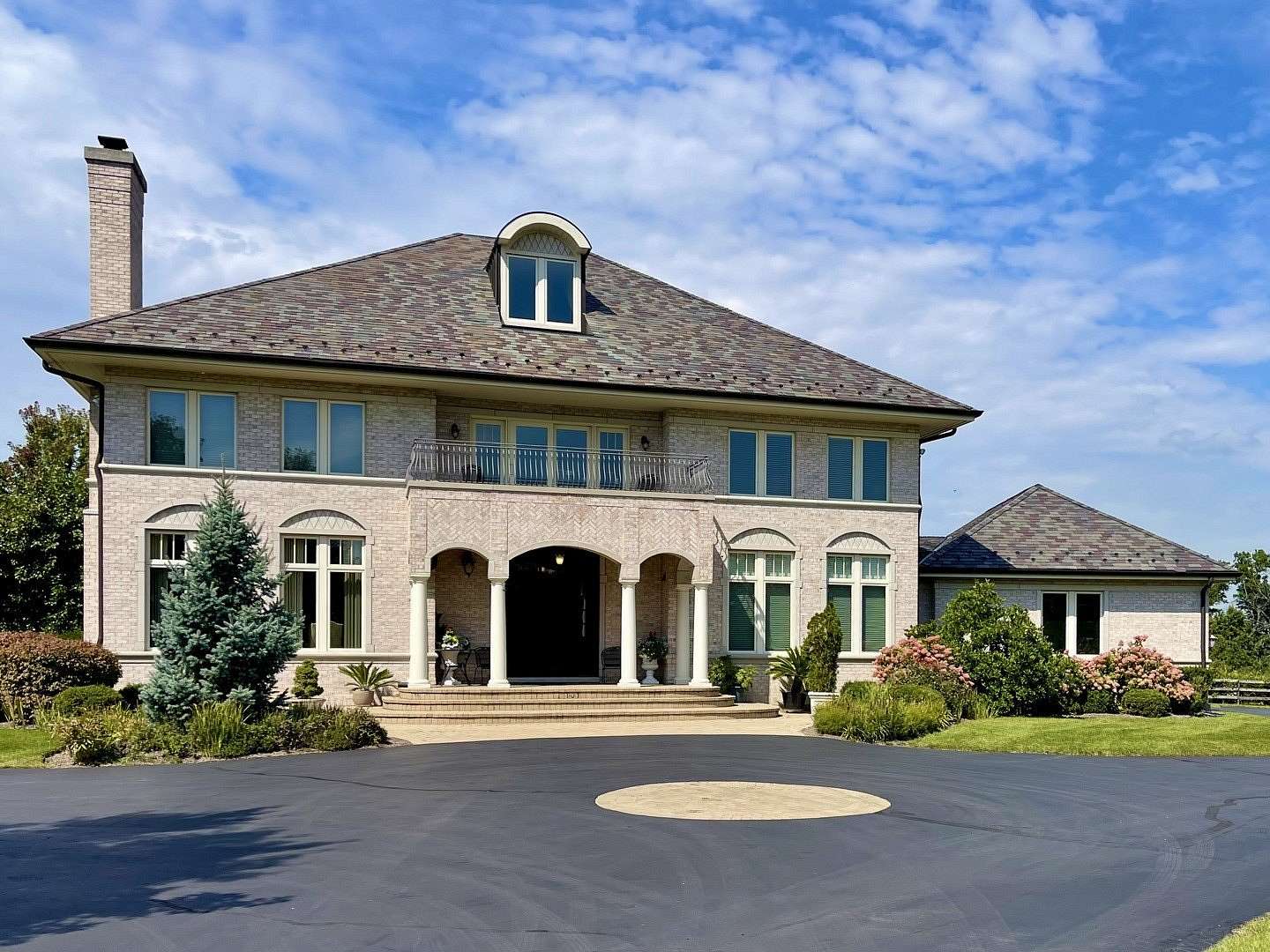 1.84 Acres of Residential Land with Home for Sale in Lincolnshire, Illinois