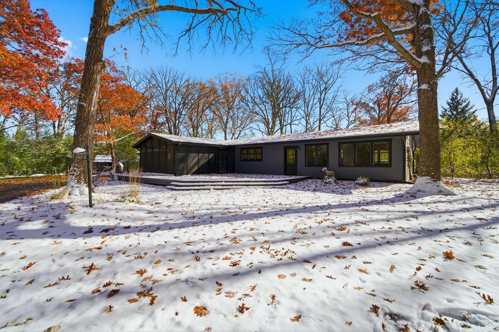 1.82 Acres of Residential Land with Home for Sale in Lincolnshire, Illinois