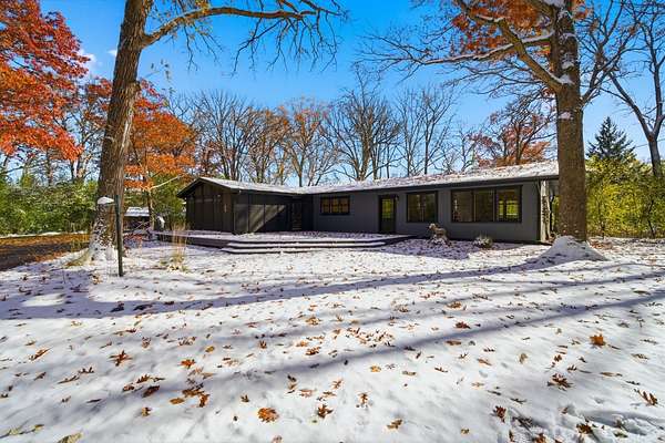 1.82 Acres of Residential Land with Home for Sale in Lincolnshire, Illinois