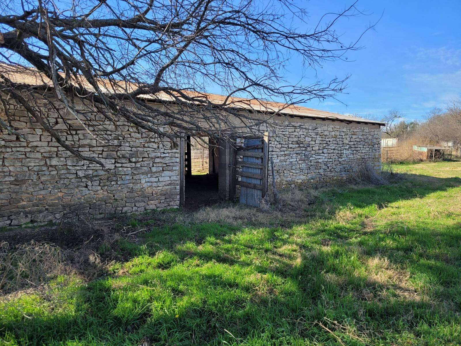 5.27 Acres of Land for Sale in Hamilton, Texas