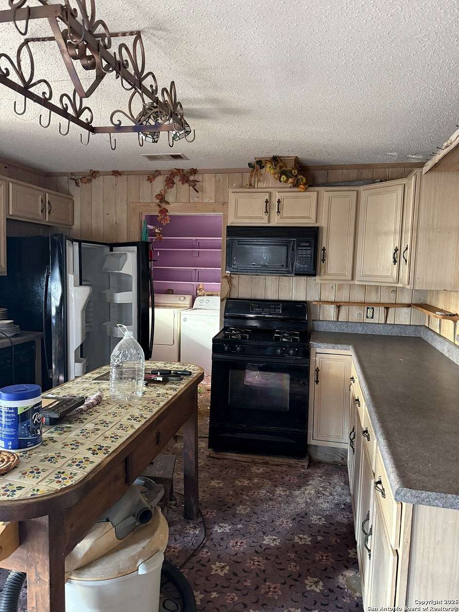 5 Acres of Residential Land with Home for Sale in Pleasanton, Texas