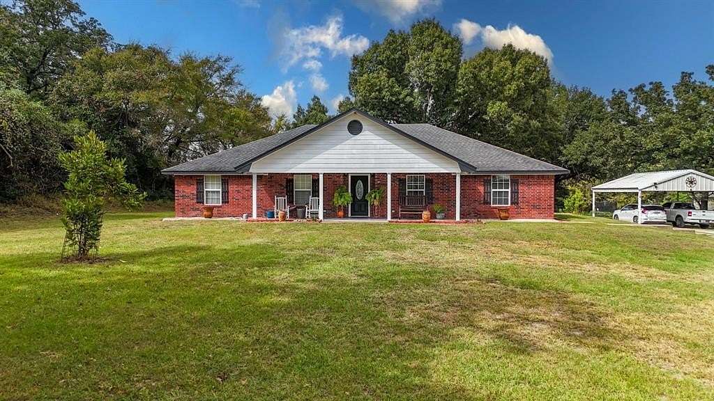 4.5 Acres of Residential Land with Home for Sale in Buffalo, Texas