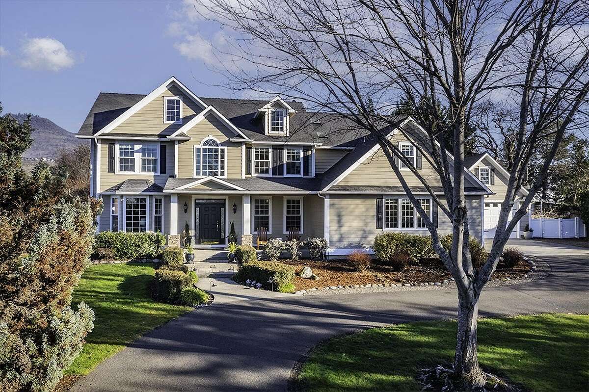 2 Acres of Residential Land with Home for Sale in Medford, Oregon