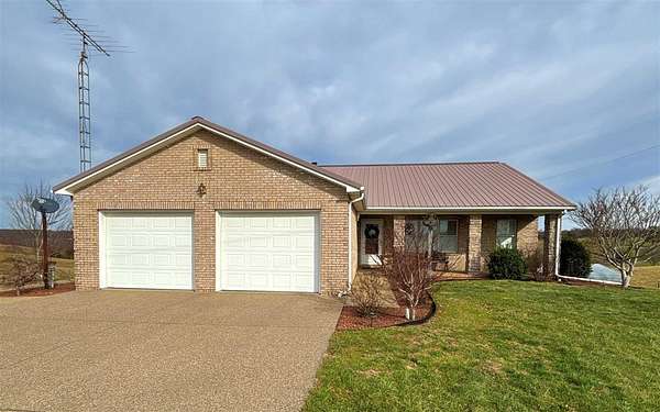 107 Acres of Land with Home for Sale in Summersville, Kentucky