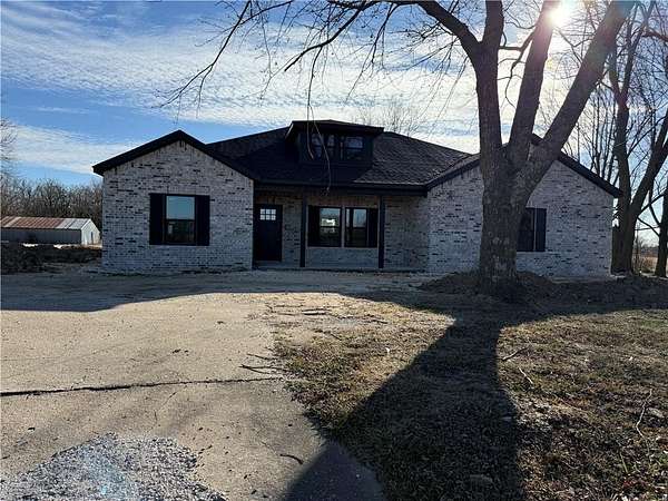 5 Acres of Residential Land with Home for Sale in Lincoln, Arkansas