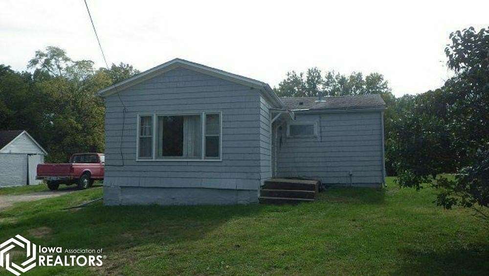 2.43 Acres of Residential Land with Home for Sale in Burlington, Iowa