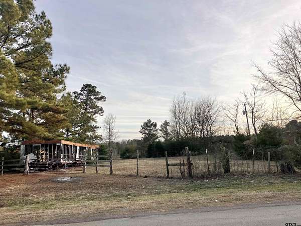 10.7 Acres of Land for Sale in Jacksonville, Texas