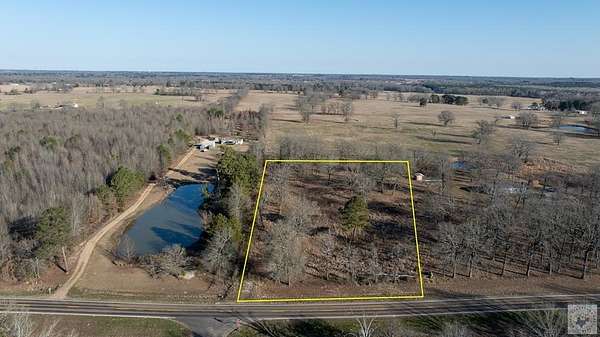 4 Acres of Mixed-Use Land for Sale in De Kalb, Texas