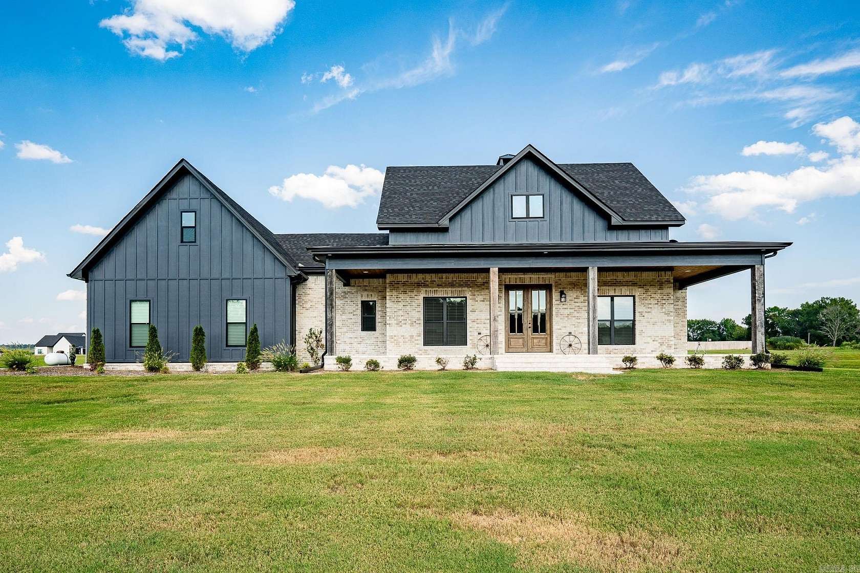 1.5 Acres of Residential Land with Home for Sale in Greenbrier, Arkansas