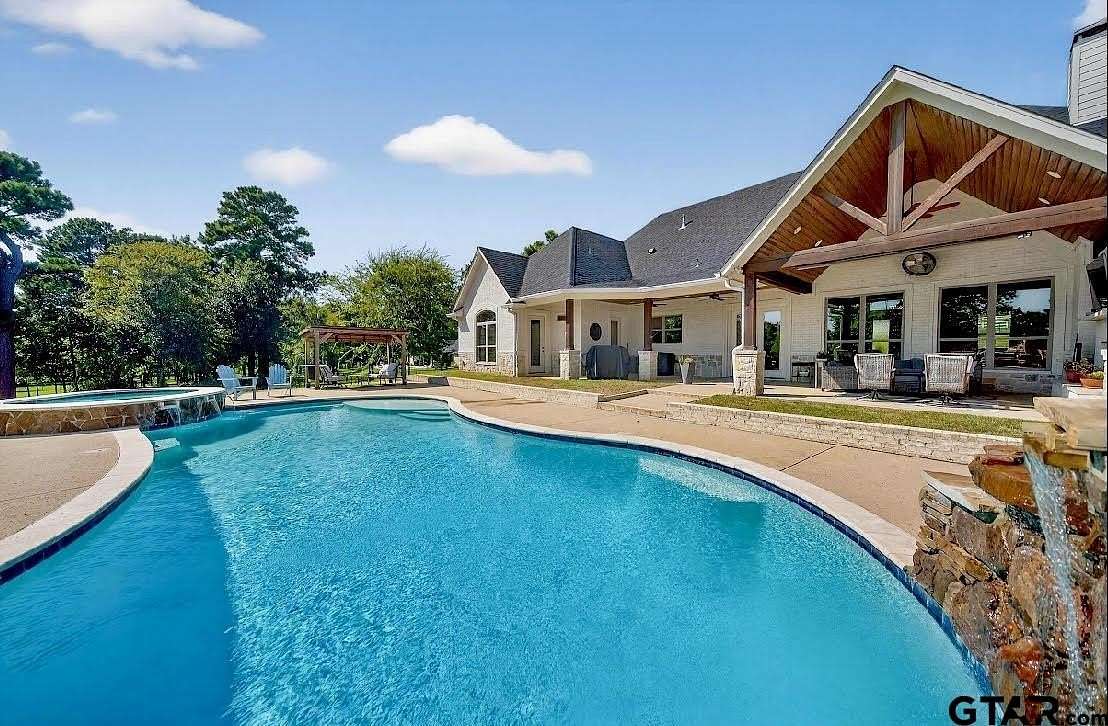 2.1 Acres of Residential Land with Home for Sale in Tyler, Texas