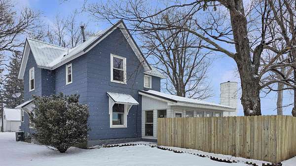 2.16 Acres of Residential Land with Home for Sale in Waverly, Iowa