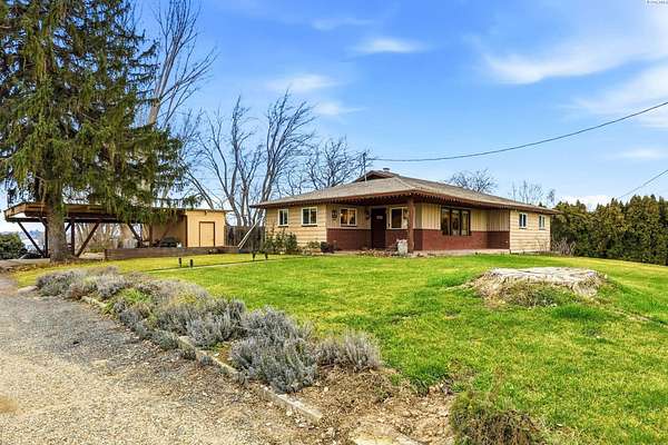 3 Acres of Residential Land with Home for Sale in Sunnyside, Washington