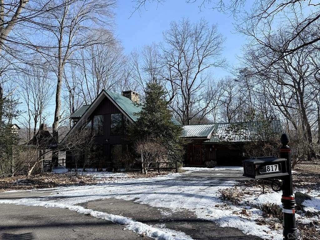 5.7 Acres of Residential Land with Home for Sale in Johnstown, Pennsylvania