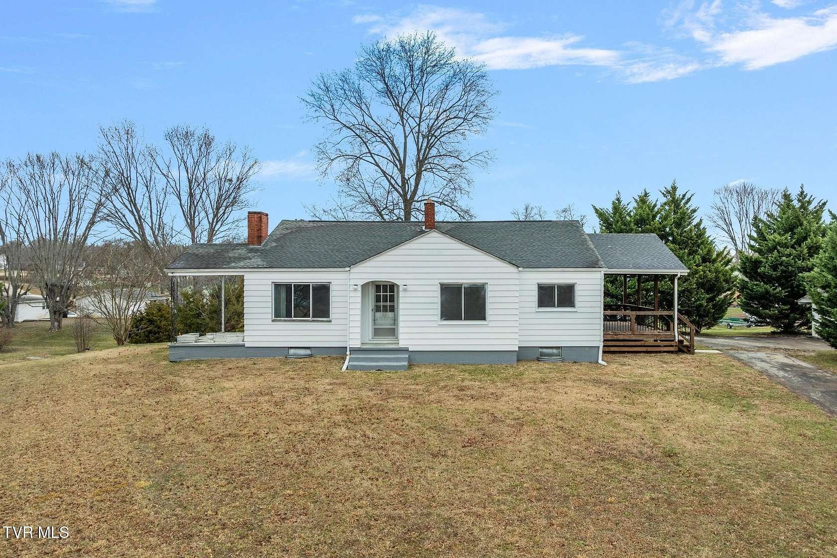 1.6 Acres of Improved Mixed-Use Land for Sale in Piney Flats, Tennessee