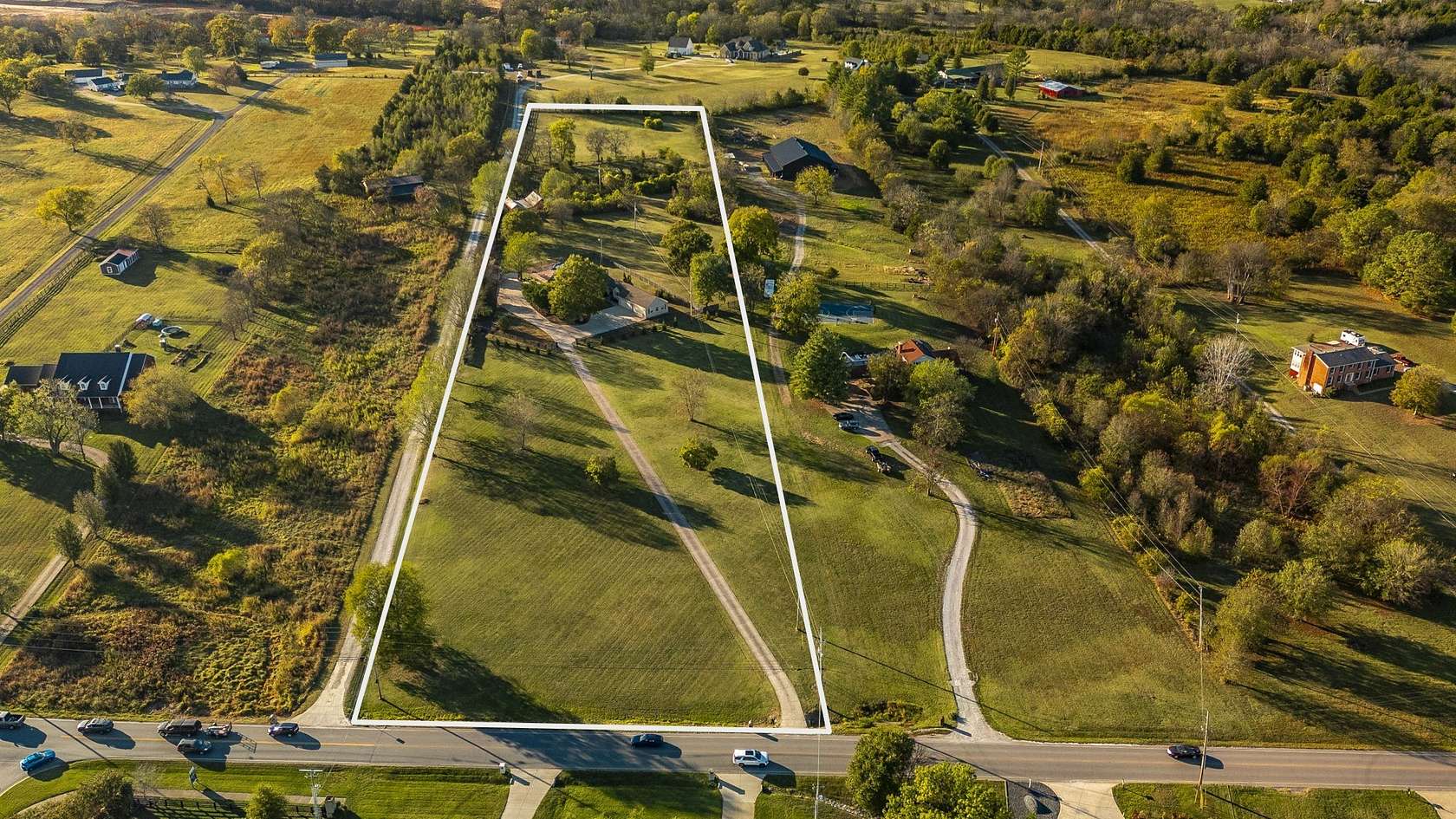 7.28 Acres of Residential Land with Home for Sale in Hendersonville, Tennessee