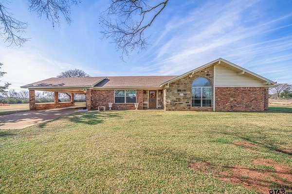2.5 Acres of Land with Home for Sale in Jacksonville, Texas