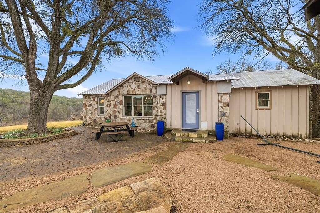 16 Acres of Land with Home for Lease in Mountain Home, Texas