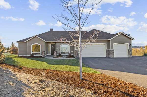 2 Acres of Residential Land with Home for Sale in Madras, Oregon