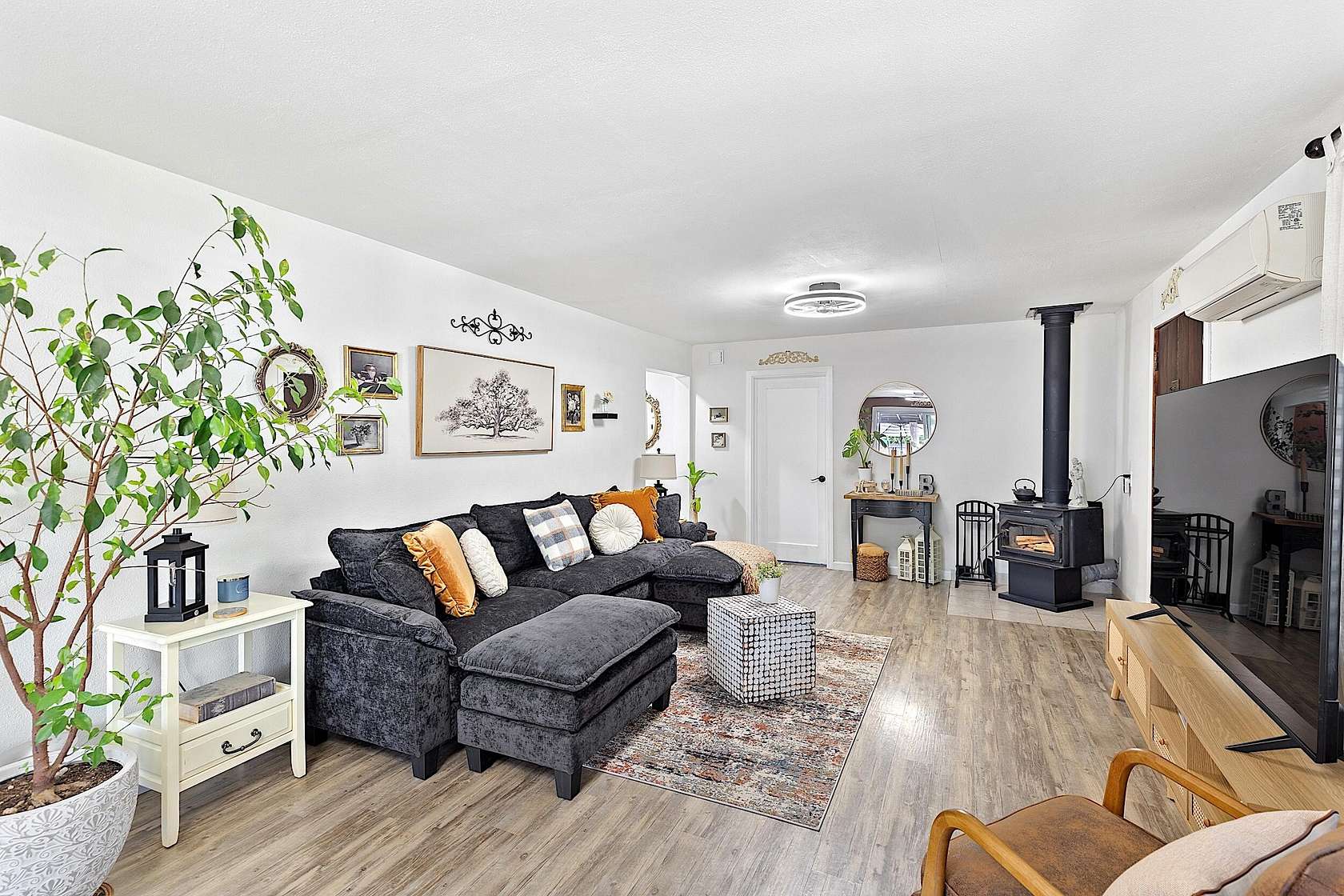 4.1 Acres of Residential Land with Home for Sale in Gold Hill, Oregon