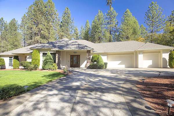 3 Acres of Land with Home for Sale in Grants Pass, Oregon