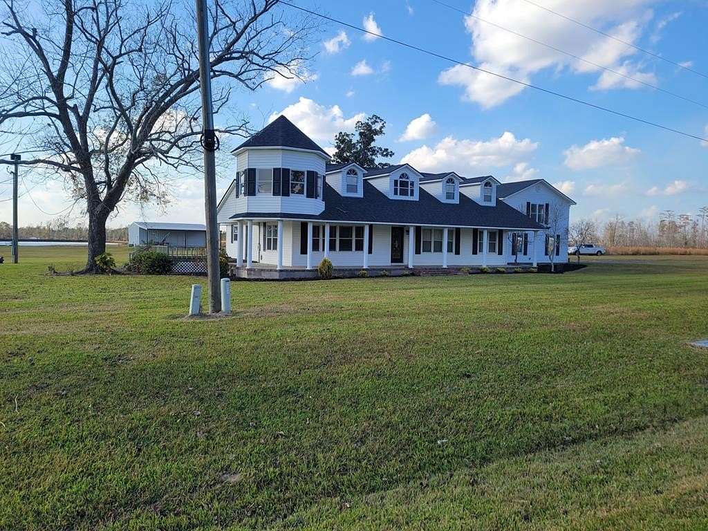 5 Acres of Residential Land with Home for Sale in Hazlehurst, Georgia