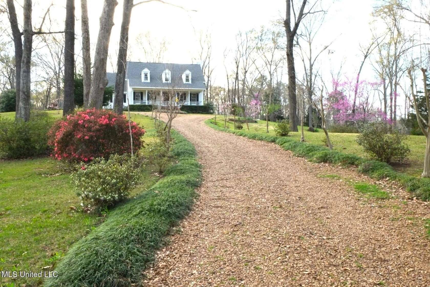 7 Acres of Residential Land with Home for Sale in Natchez, Mississippi