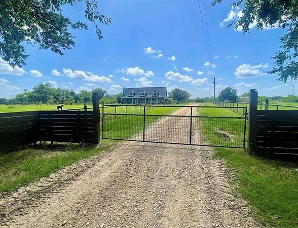 25.5 Acres of Land with Home for Lease in Brashear, Texas