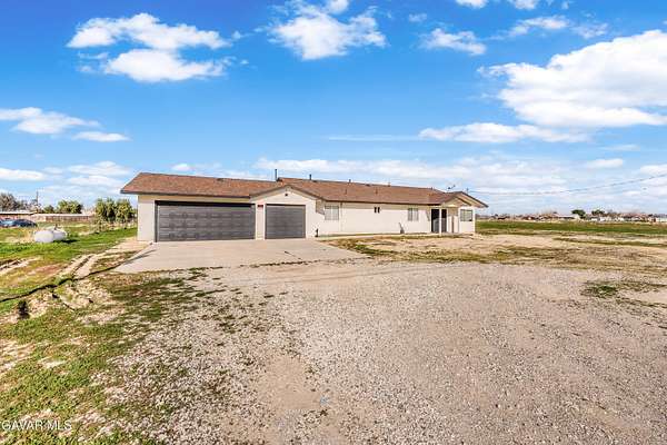 5 Acres of Residential Land with Home for Sale in Littlerock, California