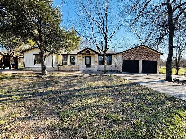 5 Acres of Residential Land with Home for Sale in Rice, Texas